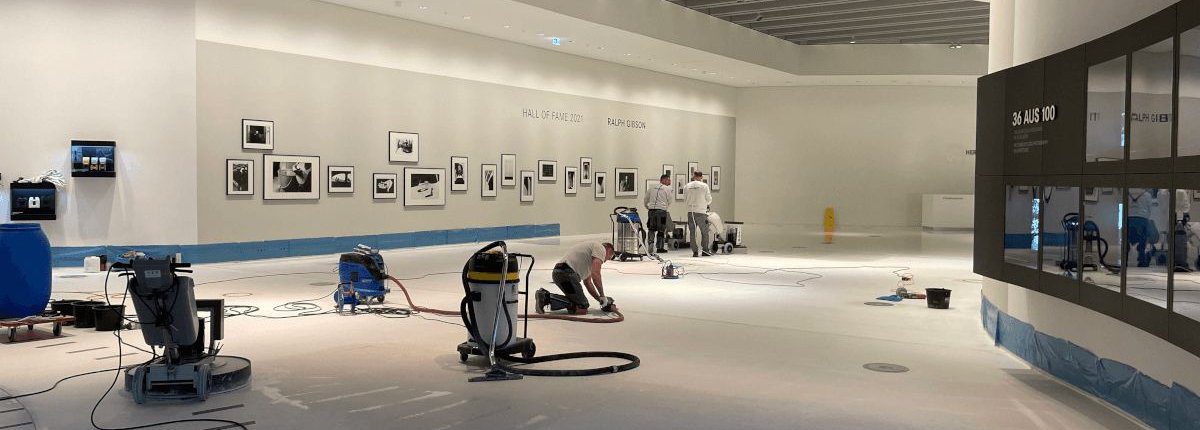 Das Bild zeigt ein Museum, im welchem der Boden gerade professionell durch die HeicoLith GmbH gereinigt und aufbereitet wird.